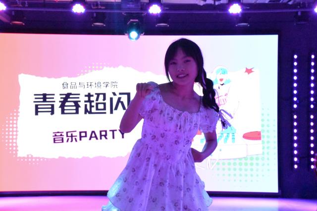 学生舞蹈盛宴:音乐与舞姿的完美融合——食品与环境学院音乐PARTY活动