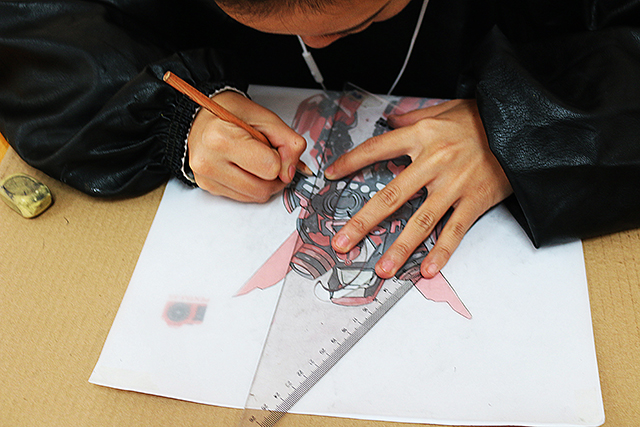 【完满班级】以梦为马 驿路风华——艺术传媒系2014级视觉、产品、服装专业举办流光“艺”彩手绘活动