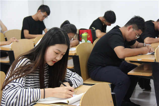 首届“寻你千次 破你万题”科学知识竞赛活动成功举办