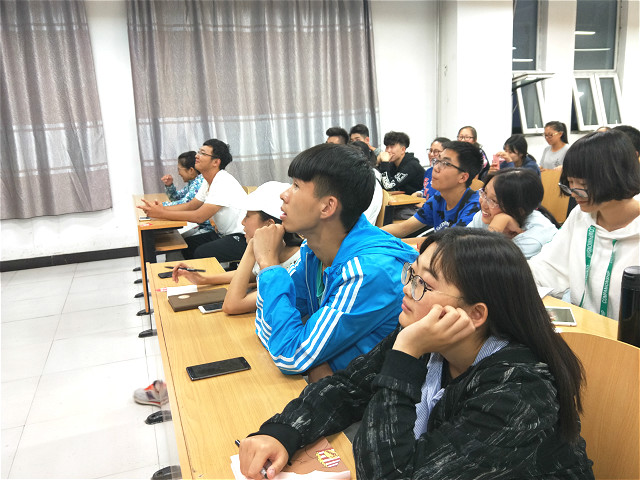 大学 放飞自我 今天你逃了吗 ——经济管理系举办2017级“两逃”成本帐核算宣讲
