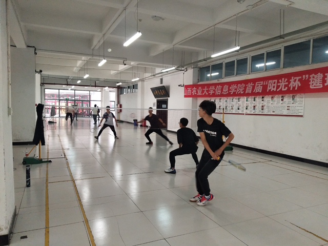 【完满班级】“挥”出精彩 “羽”出非一般的实力——大数据学院、信息工程学院物联网工程1701班羽毛球竞技比赛