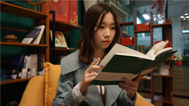 闪光的信院第265期：一口气通过四六级+初会 滑板女孩的这半年有点“溜”！