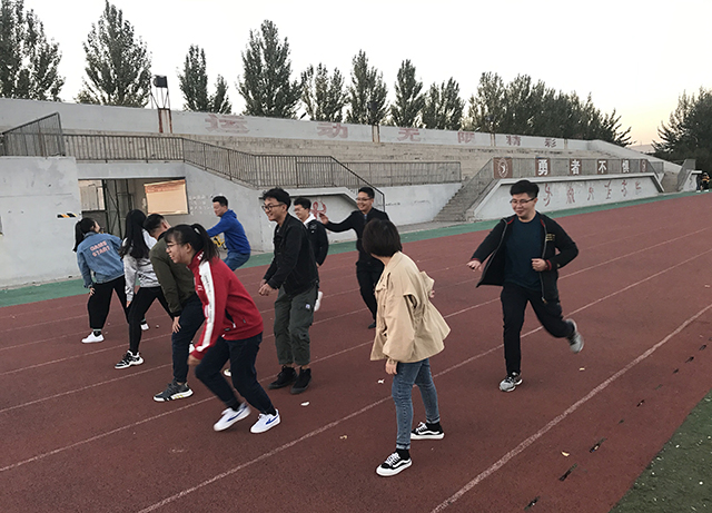 【完满班级】运动 彰显青春风采——艺术传媒学院视觉1503班举办“和毕业赛跑”趣味跑步赛完满班级活动