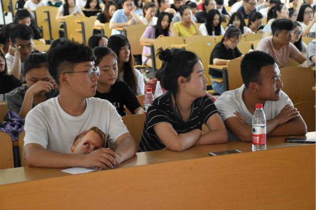 【辅导员说完满】离别说再见 转角是就业——经济与管理学院“毕业季之就业、派遣早知道”