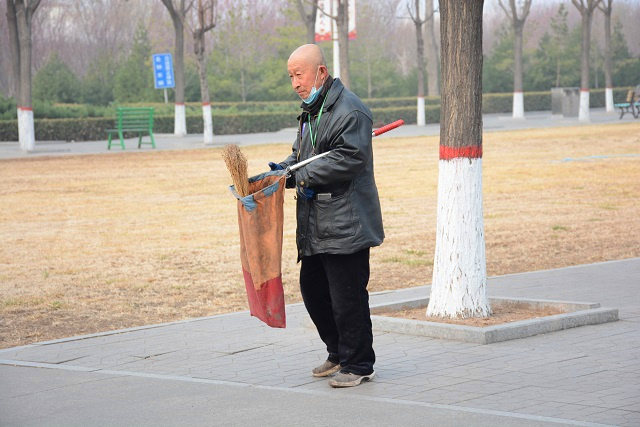 淬炼校媒人爱心摄影送温暖 记录平凡岗位上的坚守
