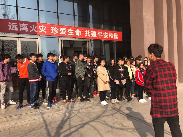 【完满班级】守护校园母亲 筑建理想家园——动画1701班举办“清理校园白色污染”完满班级活动