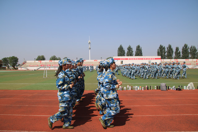 烈日骄阳 铸造精钢——21级智院学子军训纪实