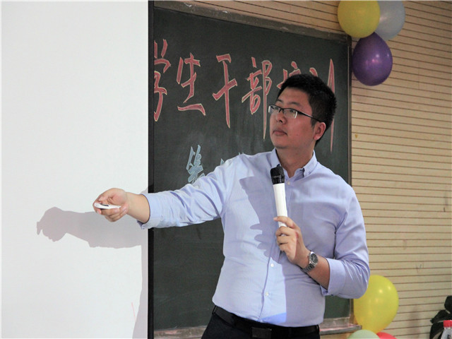 梦想 让我们变成与众不同的人——艺术传媒学院举办学生干部培训第七期第七讲