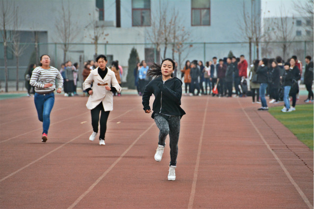 “跑道上的终结者”经济管理系第四届“经管杯”运动会圆满结束