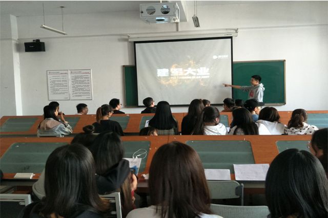 【完满班级】“看金秋十月 扬爱国情怀”红色影片赏析——艺术传媒学院环设1606班举办完满班级活动