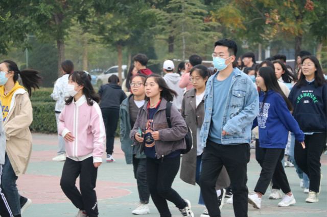 缤纷征途 用脚步丈量信院——外语系新生破冰仪式