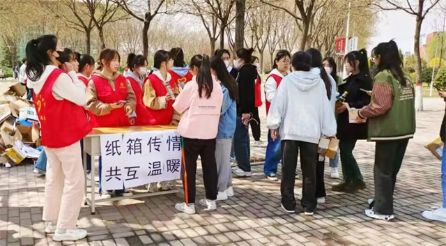 手赠玫瑰 与子同裳 让爱留在桃园堡——淬炼·国际商学院专项志愿服务队4月份活动