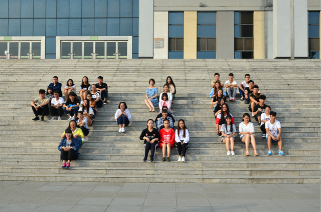 三尺讲台铿锵背影 谆谆教诲难忘师恩