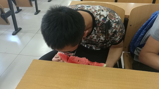 【完满班级】清凉一夏 今晚吃瓜——食品与环境学院食安1602、1603班完满班级活动