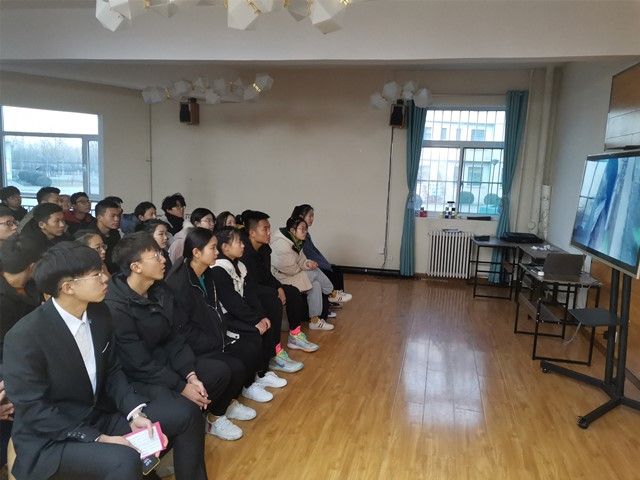 接过钢枪 砥砺前行——食品与环境学院“回望影史 经典重现”系列第四期《举起手来》