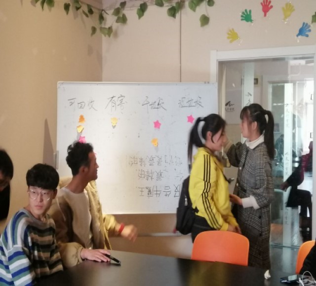 【完满班级】数据1802班“公益同行”垃圾分类小课堂