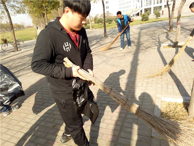 【完满班级】寒夜萋萋更漏雨 芳草无言酒杯凉——机电工程系电气1602班举办“积少成多”树林拾叶大挑战完满班级活动