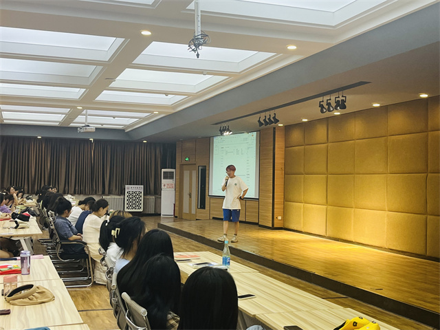 【辅导员说完满】妙语绘心声 脱口出成章——淬炼·国际商学院2021级辅导员说完满活动