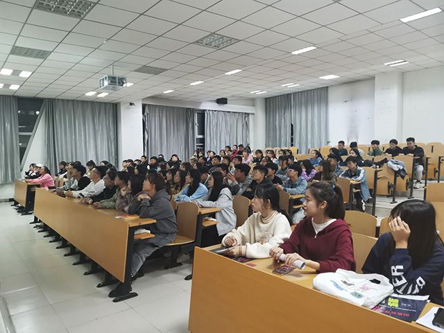 初入校园 与机遇撞满怀——艺术传媒学院视觉2002新生“创意写作，德国FOM项目”活动