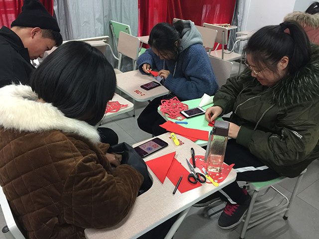 【完满班级】承中国传统 扬青春创意——艺术传媒学院视觉1801班举办“扬剪纸文化”完满班级活动