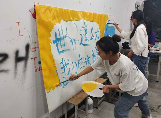 【完满班级】集体创作 放飞梦想——艺术传媒学院视觉1802班“季月初来,画笔挥舞”集体绘画创作活动