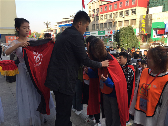 600余名志愿者、8周劝募活动、630多个爱心包裹 只为温暖山区儿童