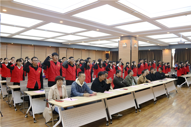 2020级学生志愿者认证仪式暨“益无边”青年公益赋能计划第四期启动仪式顺利开展