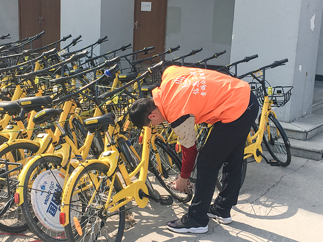 【完满班级】爱心接力精彩有约 乐善公益携手同行——软件1706完满班级小黄车整治活动