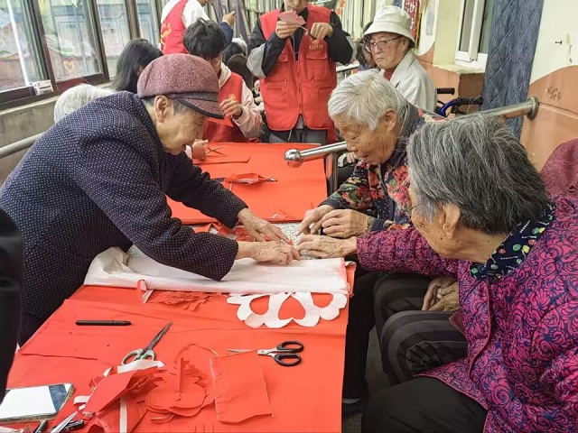 守护最美“夕阳红”非遗剪纸进南山苑老年公寓——老年公寓爱心行动第二期活动