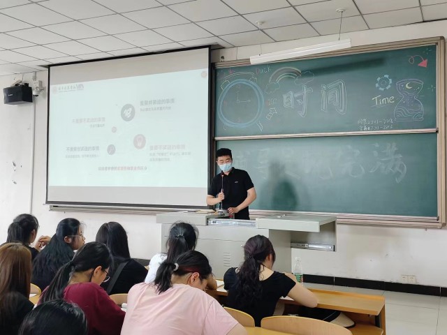 【辅导员说完满】只需专注“1小时”——经济与管理学院2022级辅导员说完满活动