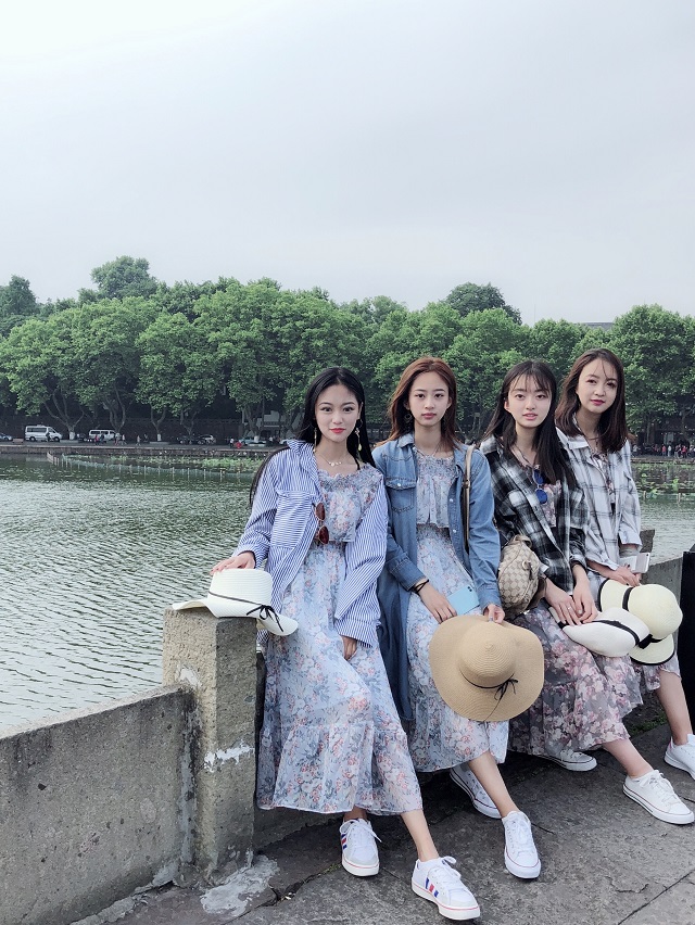 【完满班级】接天莲叶无穷碧 映日荷花别样红——艺术传媒学院环设1601、1605班举办创意照拍摄活动