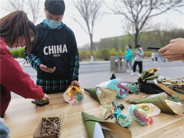 洒下爱心 阳光圆梦——记远景青年志愿者协会义务“益”卖活动成功举办