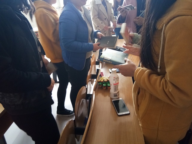 【完满班级】“侣书易友”用爱心充填心灵——环科系环科1701班、资环1701班举办完满班级活动