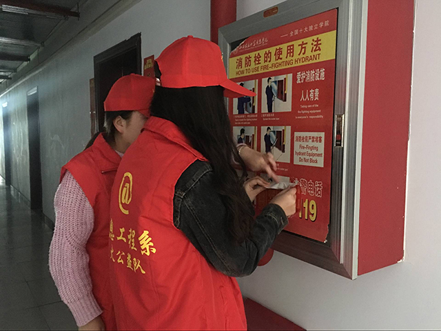 【完满班级】三月春风暖神州 雷锋精神利人心——信工系计科1702班“学雷锋志愿服务”活动