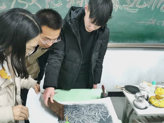 传承优秀文化 细品源远流长——艺术传媒学院非遗文创社碑文传拓技艺研习