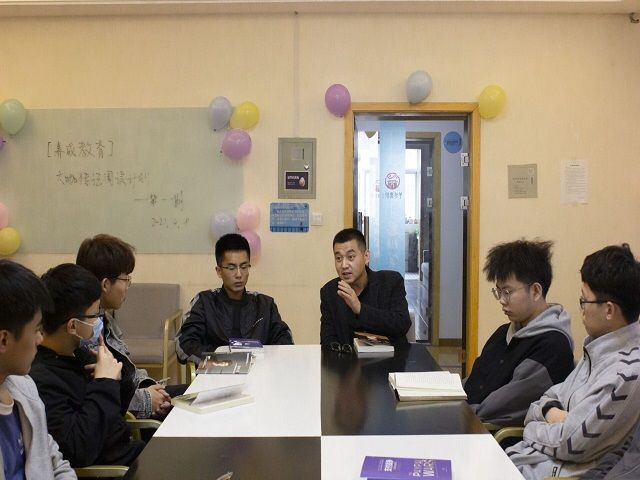 点亮阅读心灯 塑造完满人生——艺术传媒学院养成教育“大咖传记阅读计划”第一期