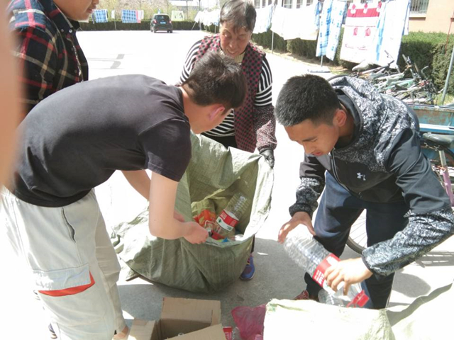 【完满班级】收的是小瓶子 献的是大爱心——软件1801班完满班级活动