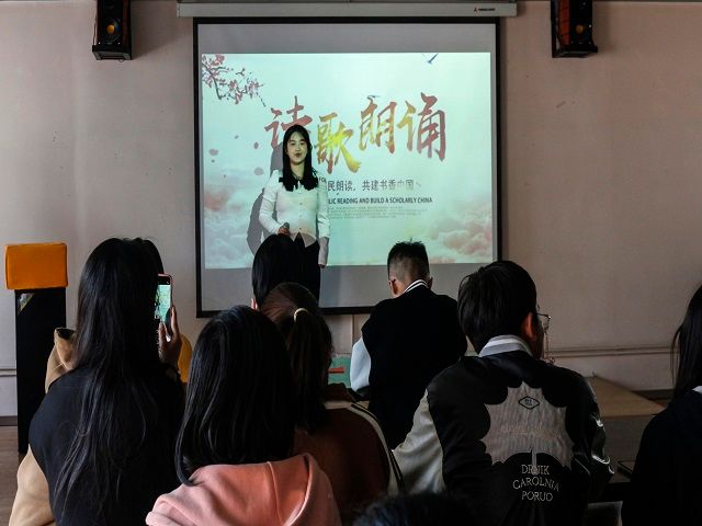 诵读经典诗歌 传承华夏文明——食品与环境学院第一届“回味经典”校园朗诵比赛