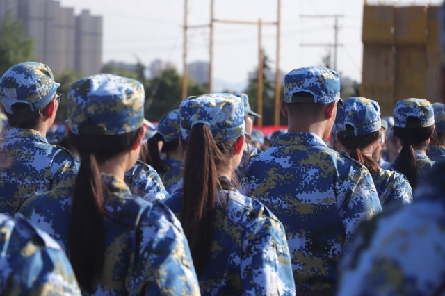 军训正当时 陪伴暖人心——经济与管理学院军训特辑