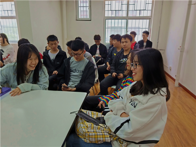 【完满班级】观看搞笑视频  共享欢聚时光——网工1802班“开心笑笑乐”爆笑视频观赏活动