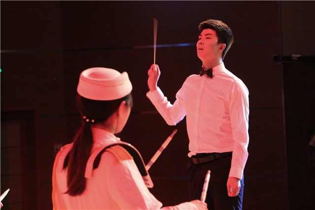 我校100多名打击乐手共同演绎触动灵魂的敲击——青藤周末之夜·音乐之夜绽放打击乐团专场演出