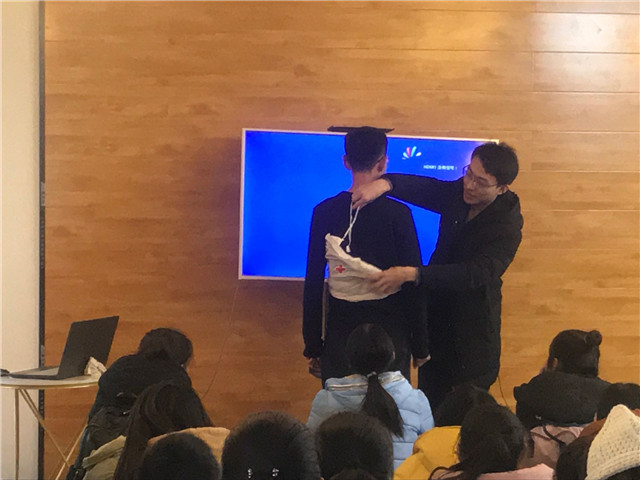 【社团快讯】知识暖人心 冬日暖阳情——大学生红十字会开展急救知识培训活动