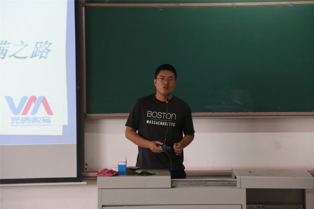 【辅导员说完满】 拼搏以得人生佳酿——外语系2018级辅导员说完满