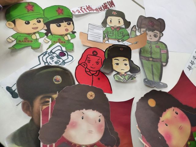 【完满班级】今天 让我们再次重温雷锋精神——资产1901班“我心目中的雷锋”剪贴画展示活动