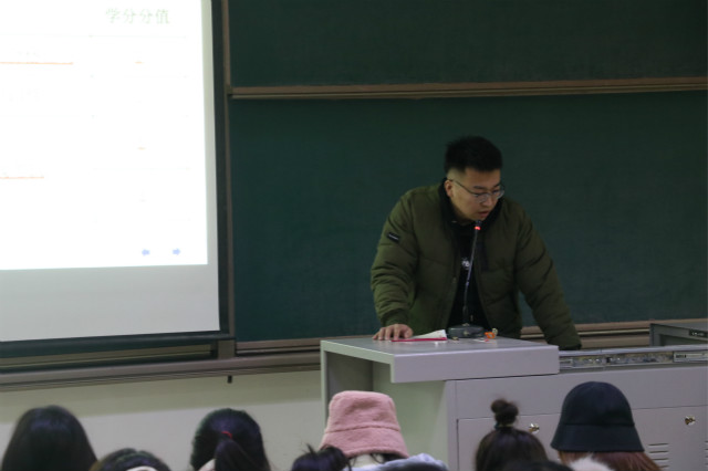 【辅导员说完满】积极备战 诚信应考——外语系2018级主题年级会