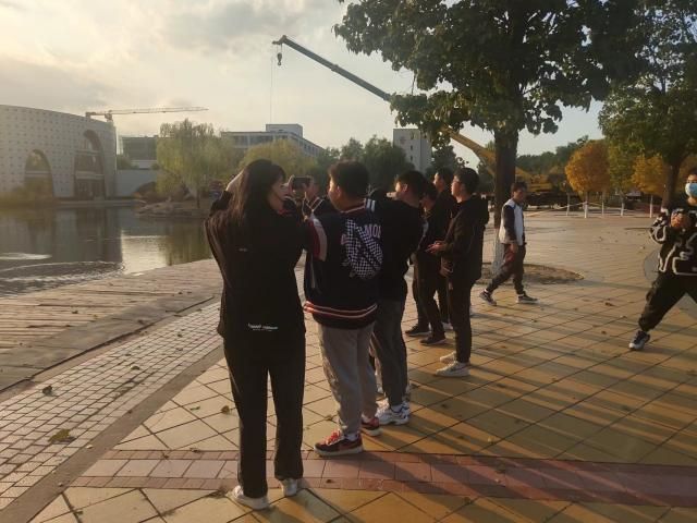 【完满班级】校园赏秋景 学子留倩影——食品与环境学院园林2203班完满班级活动