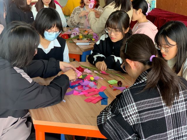 花香四季 定格在秋——食品与环境学院“风有约·花不误”花冠首饰DIY大赛