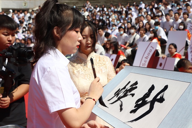 【迎新纪实】今朝唯我少年郎 敢问天地试锋芒——经济与管理学院2021级新生开学典礼