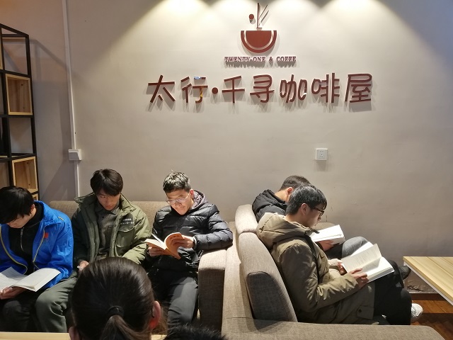 【完满班级】浸润书香 遨游书海——计科1802班举办“品书香 悟人生”活动