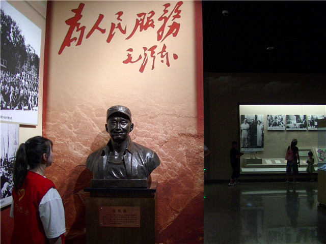 缅怀革命先烈 提升学生党员党性修养